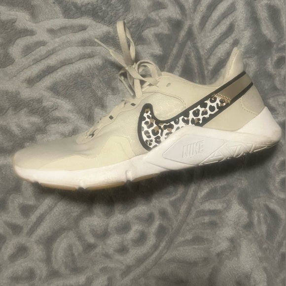 Nike Legend Essential 2 Premium - Picture 2 of 2